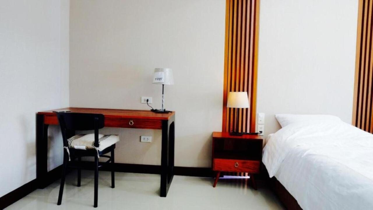 Room58 Bangkok Bagian luar foto