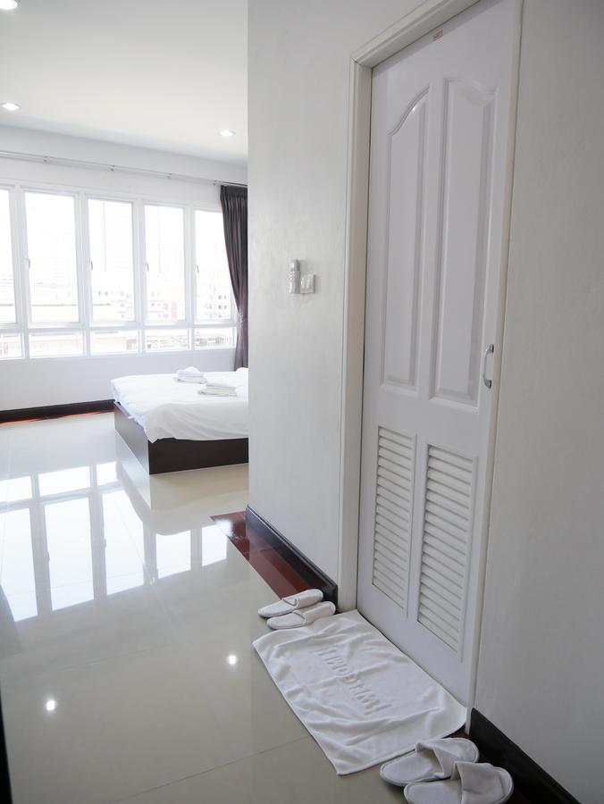 Room58 Bangkok Bagian luar foto